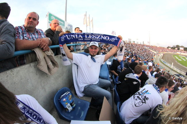 Kibice siedzieli na schodach (dużo zdjęć)