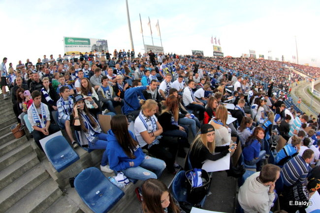 Kibice siedzieli na schodach (dużo zdjęć)