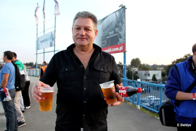 Kibice siedzieli na schodach (dużo zdjęć)