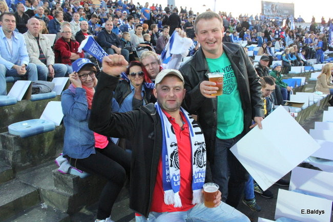 Kibice siedzieli na schodach (dużo zdjęć)