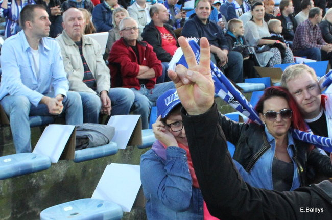 Kibice siedzieli na schodach (dużo zdjęć)