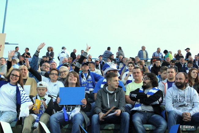 Kibice siedzieli na schodach (dużo zdjęć)