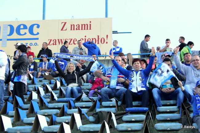 Kibice siedzieli na schodach (dużo zdjęć)