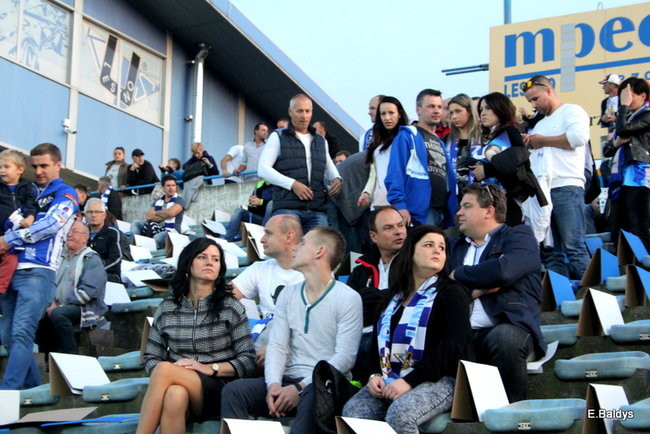 Kibice siedzieli na schodach (dużo zdjęć)