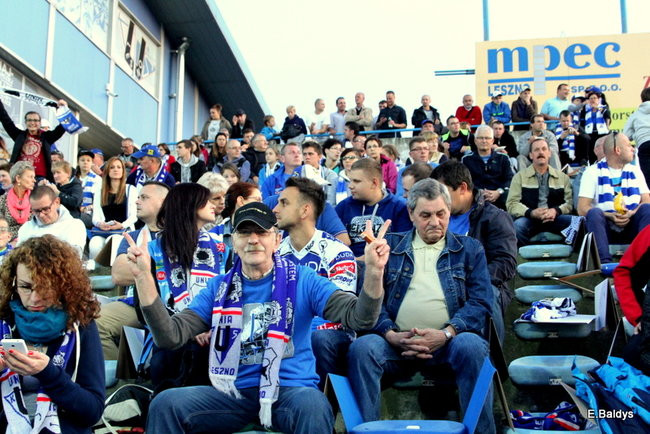 Kibice siedzieli na schodach (dużo zdjęć)