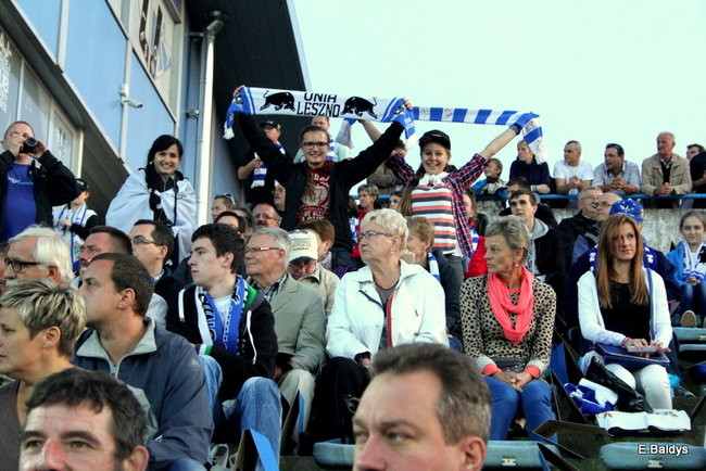 Kibice siedzieli na schodach (dużo zdjęć)