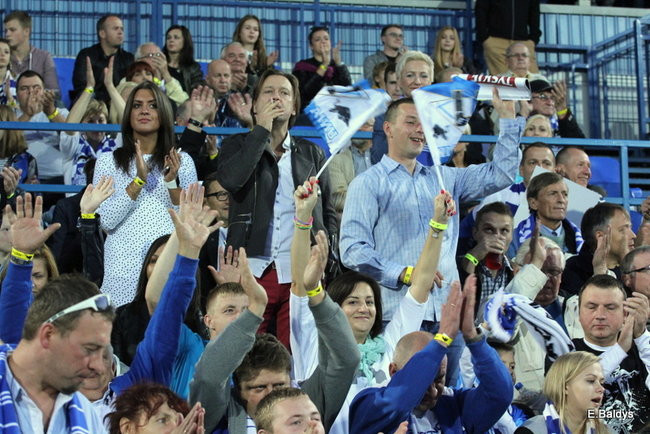 Kibice siedzieli na schodach (dużo zdjęć)