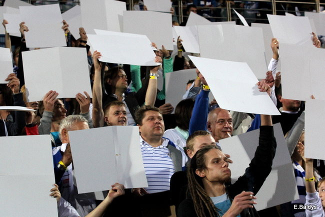 Kibice siedzieli na schodach (dużo zdjęć)