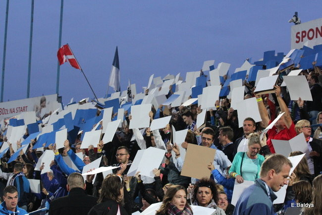 Kibice siedzieli na schodach (dużo zdjęć)