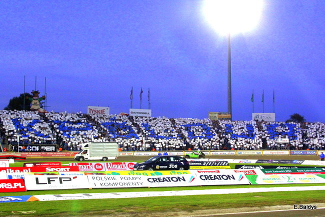 Kibice siedzieli na schodach (dużo zdjęć)