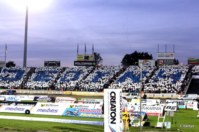 Kibice siedzieli na schodach (dużo zdjęć)