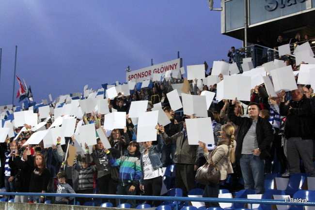 Kibice siedzieli na schodach (dużo zdjęć)