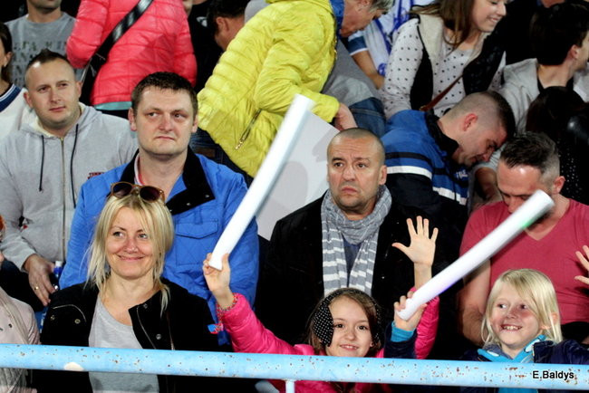 Kibice siedzieli na schodach (dużo zdjęć)