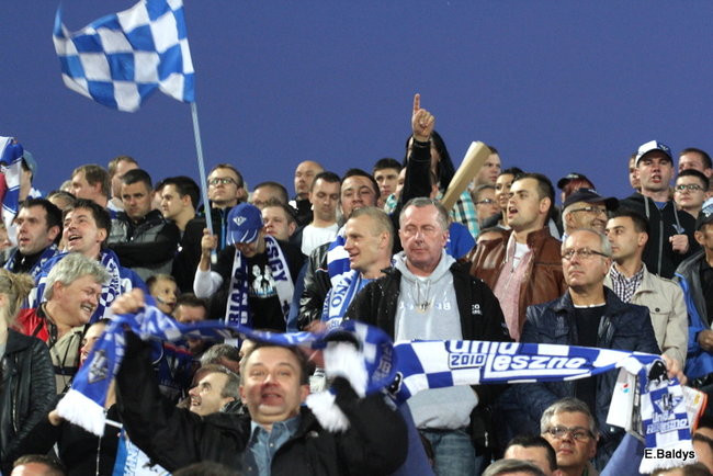 Kibice siedzieli na schodach (dużo zdjęć)