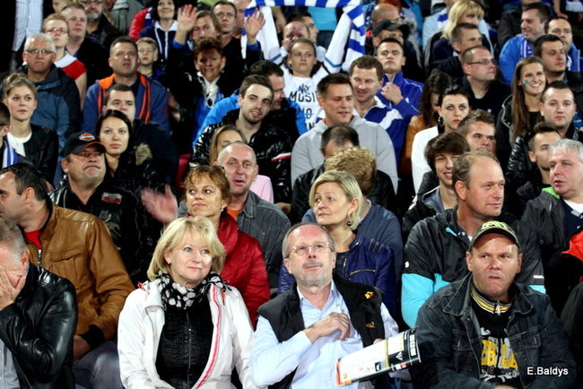 Kibice siedzieli na schodach (dużo zdjęć)