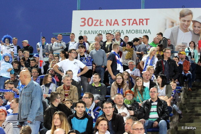Kibice siedzieli na schodach (dużo zdjęć)