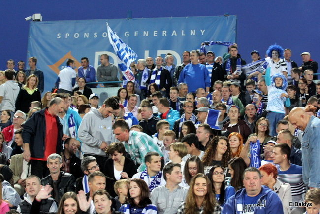 Kibice siedzieli na schodach (dużo zdjęć)