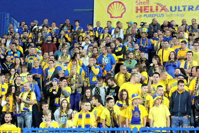 Kibice siedzieli na schodach (dużo zdjęć)