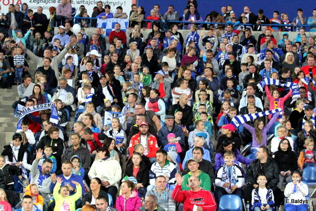 Kibice siedzieli na schodach (dużo zdjęć)