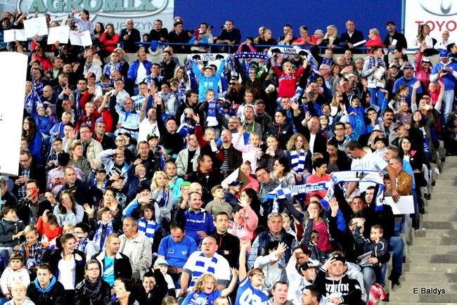 Kibice siedzieli na schodach (dużo zdjęć)