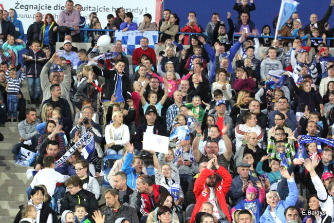 Kibice siedzieli na schodach (dużo zdjęć)