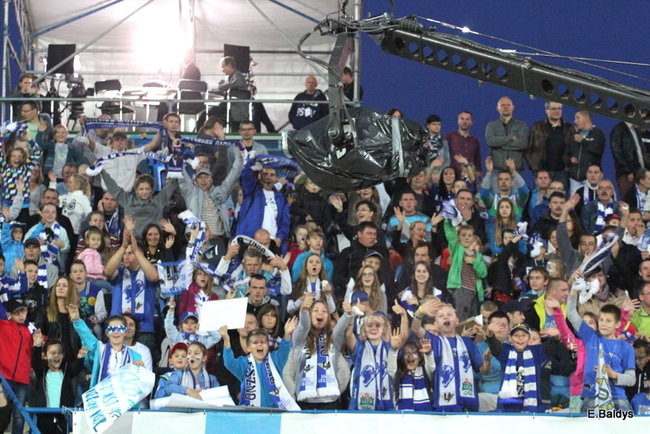 Kibice siedzieli na schodach (dużo zdjęć)