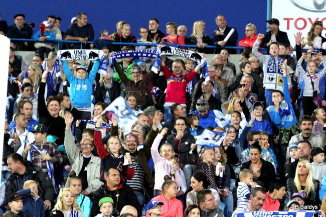 Kibice siedzieli na schodach (dużo zdjęć)