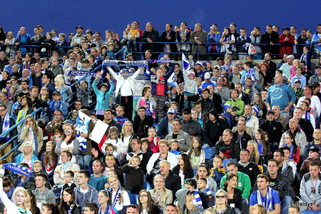 Kibice siedzieli na schodach (dużo zdjęć)