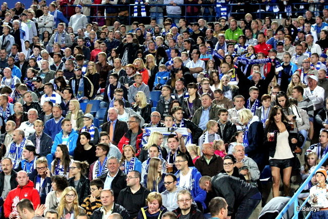 Kibice siedzieli na schodach (dużo zdjęć)