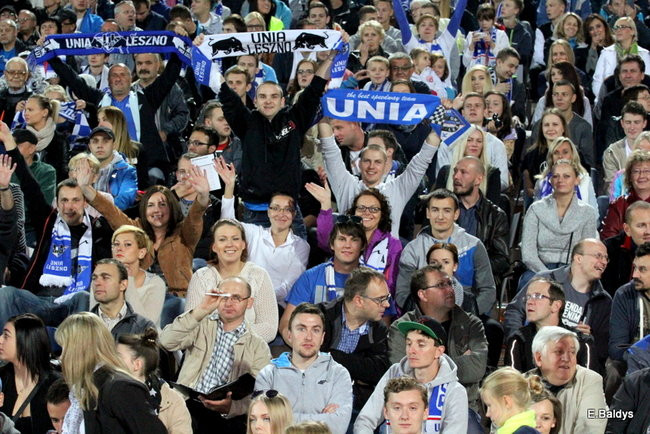 Kibice siedzieli na schodach (dużo zdjęć)