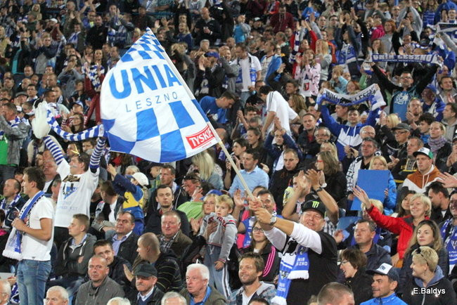 Kibice siedzieli na schodach (dużo zdjęć)