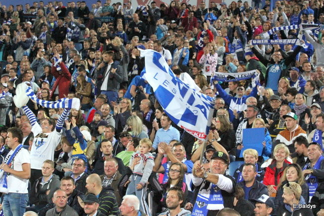 Kibice siedzieli na schodach (dużo zdjęć)