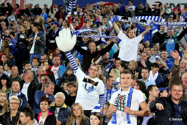 Kibice siedzieli na schodach (dużo zdjęć)