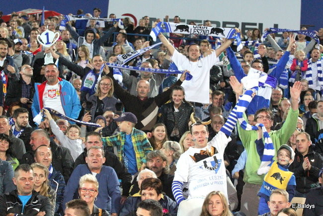 Kibice siedzieli na schodach (dużo zdjęć)