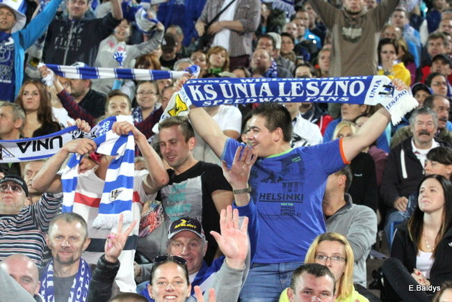 Kibice siedzieli na schodach (dużo zdjęć)