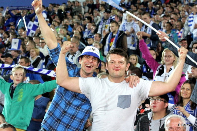 Kibice siedzieli na schodach (dużo zdjęć)