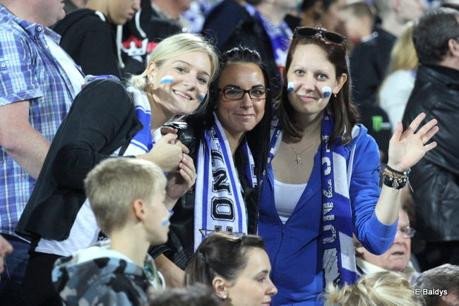 Kibice siedzieli na schodach (dużo zdjęć)