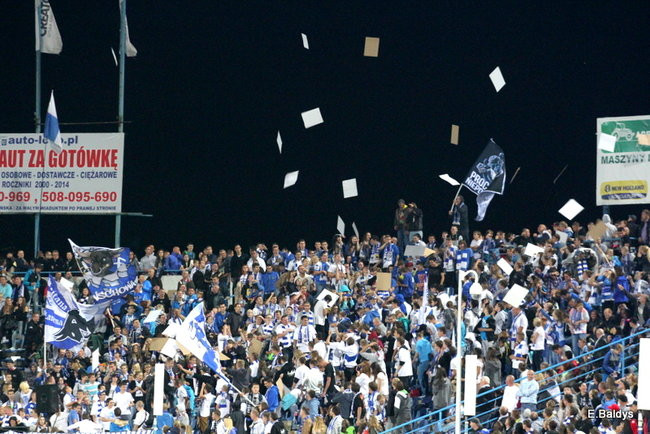 Kibice siedzieli na schodach (dużo zdjęć)