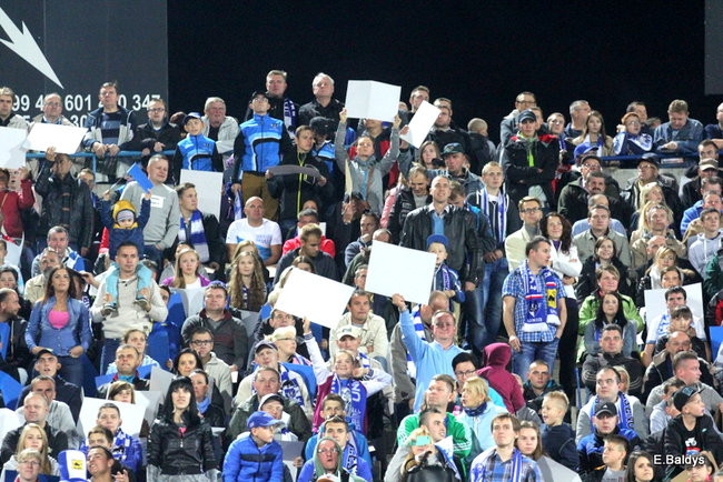 Kibice siedzieli na schodach (dużo zdjęć)