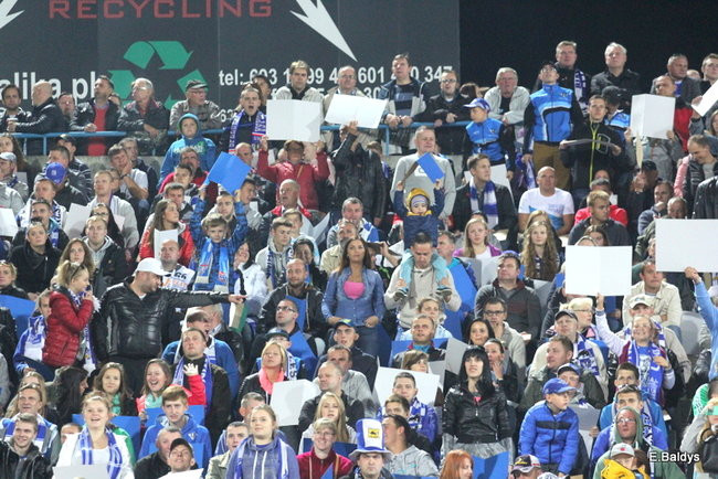 Kibice siedzieli na schodach (dużo zdjęć)