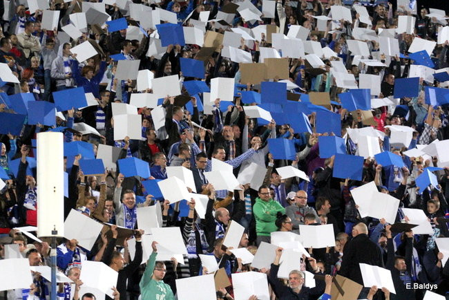 Kibice siedzieli na schodach (dużo zdjęć)