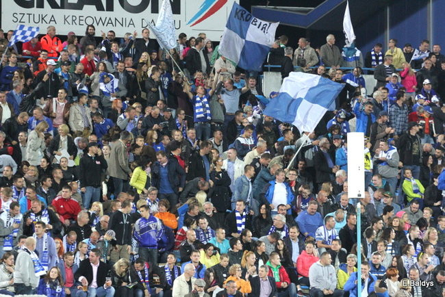 Kibice siedzieli na schodach (dużo zdjęć)