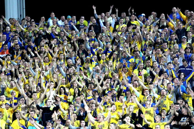 Kibice siedzieli na schodach (dużo zdjęć)