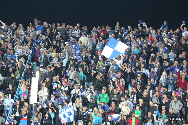 Kibice siedzieli na schodach (dużo zdjęć)