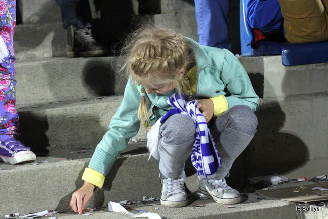 Kibice siedzieli na schodach (dużo zdjęć)