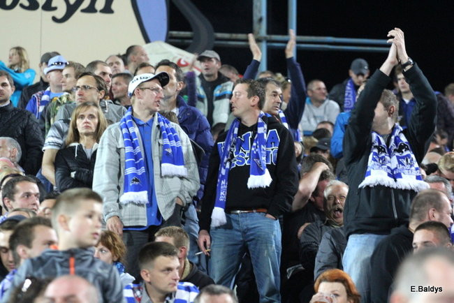 Kibice siedzieli na schodach (dużo zdjęć)