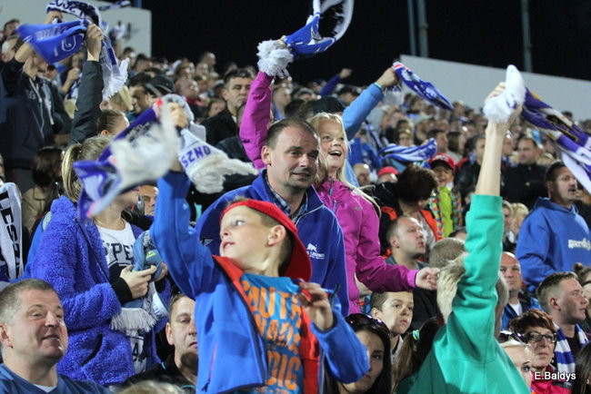 Kibice siedzieli na schodach (dużo zdjęć)