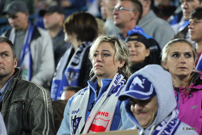 Kibice siedzieli na schodach (dużo zdjęć)