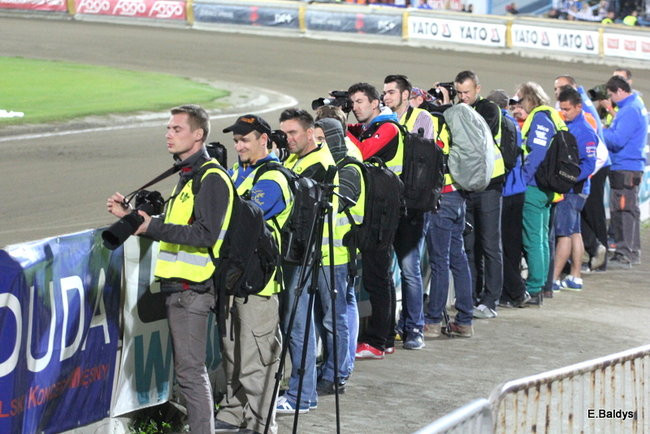 Kibice siedzieli na schodach (dużo zdjęć)