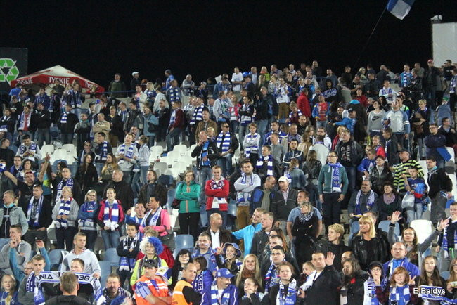 Kibice siedzieli na schodach (dużo zdjęć)